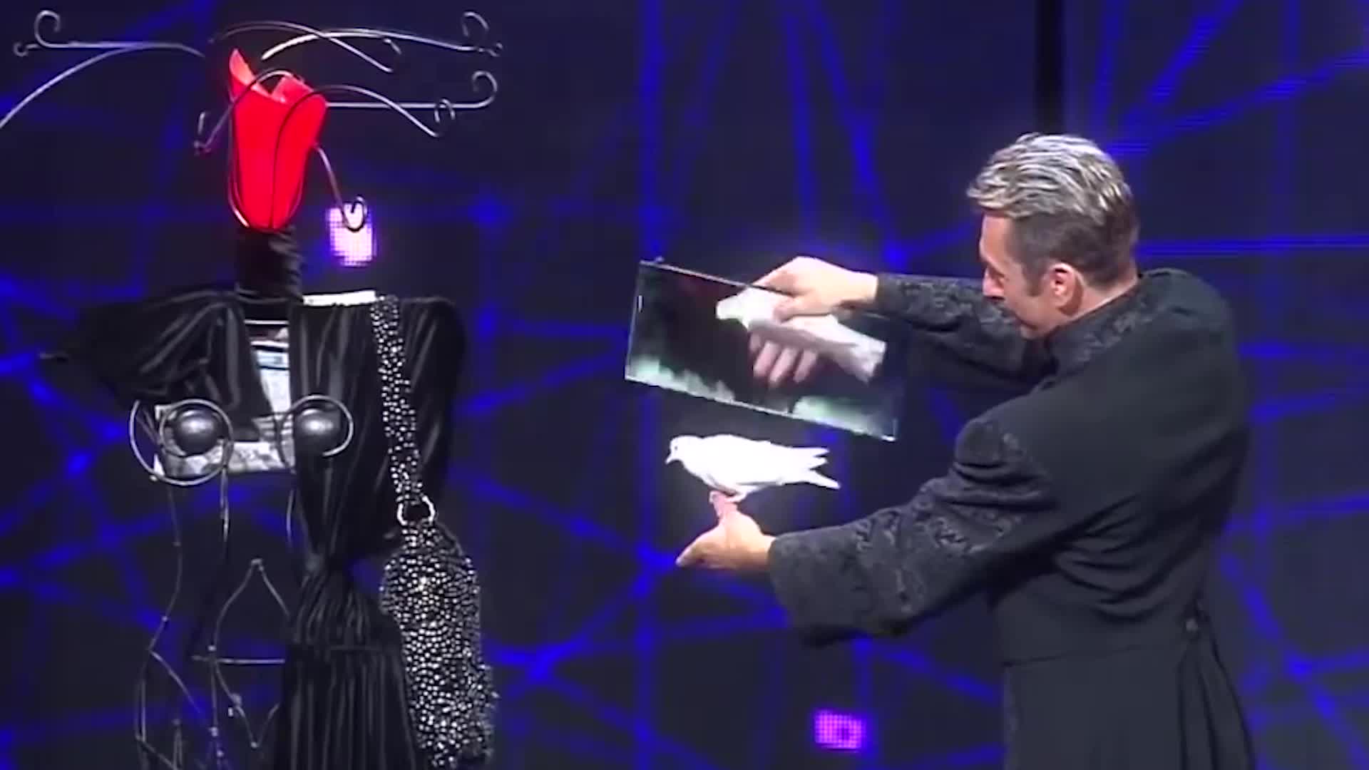 魔术"电锯",把人从中间锯开却不受伤,原理居然如此简单!