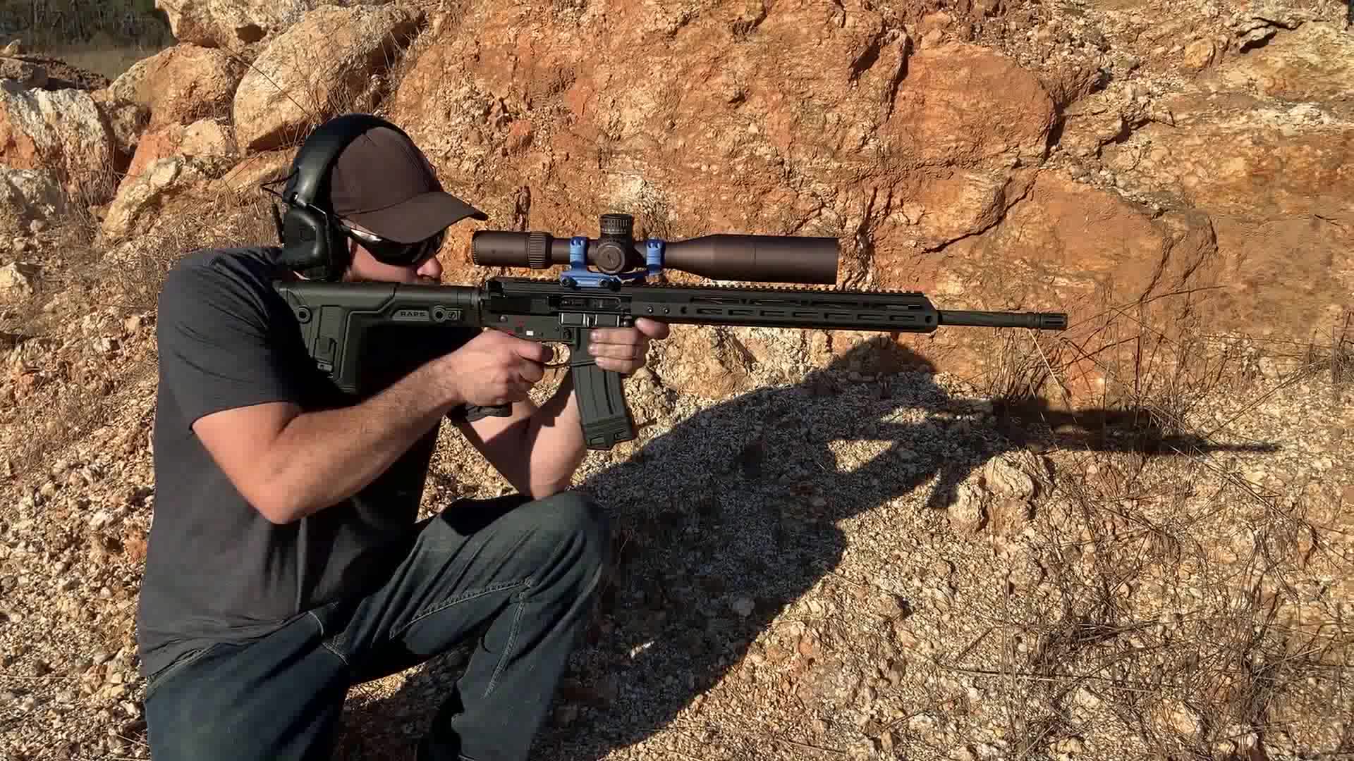 具备半自动或全自动的ar15突击步枪射击