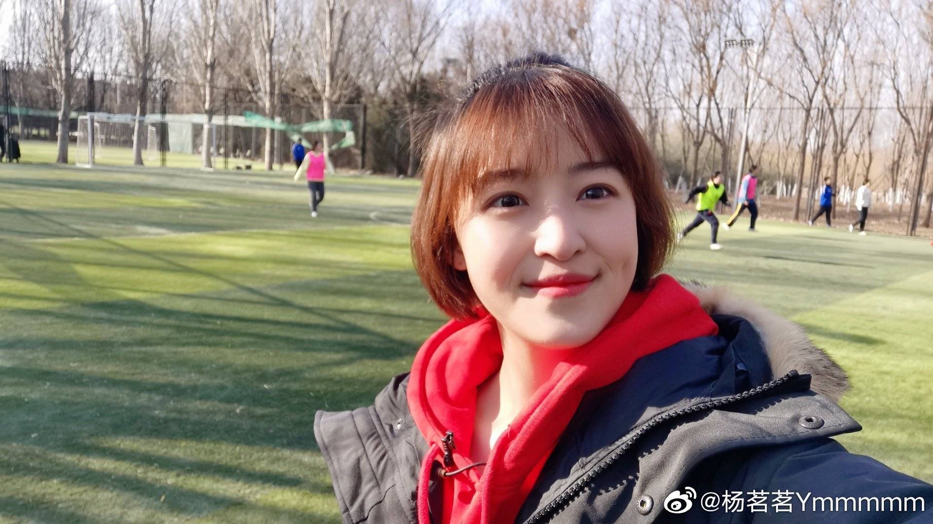 足球女主播杨茗茗晒出自己踢球的照片,一位深受球迷喜欢的主播