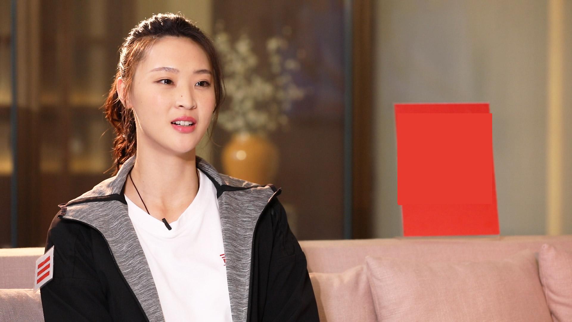 惠若琪挺孕肚出游,嘴角开裂双手浮肿明显,手拿花当着肚子_高清图集