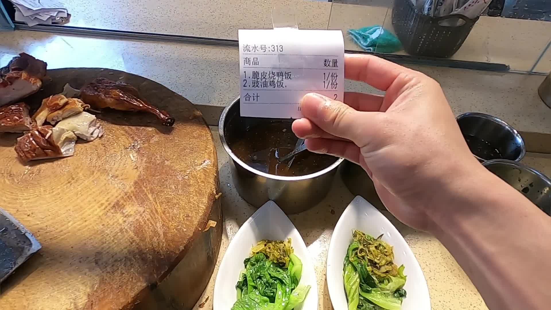 两美女来吃烧腊饭,阿成有点小开心,虽然乱拼但份量够