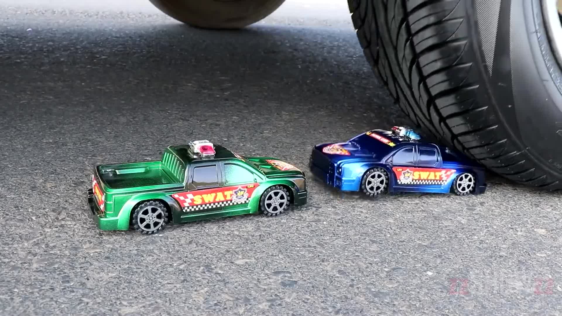 把玩具饮料等放在车轮下碾压勿模仿