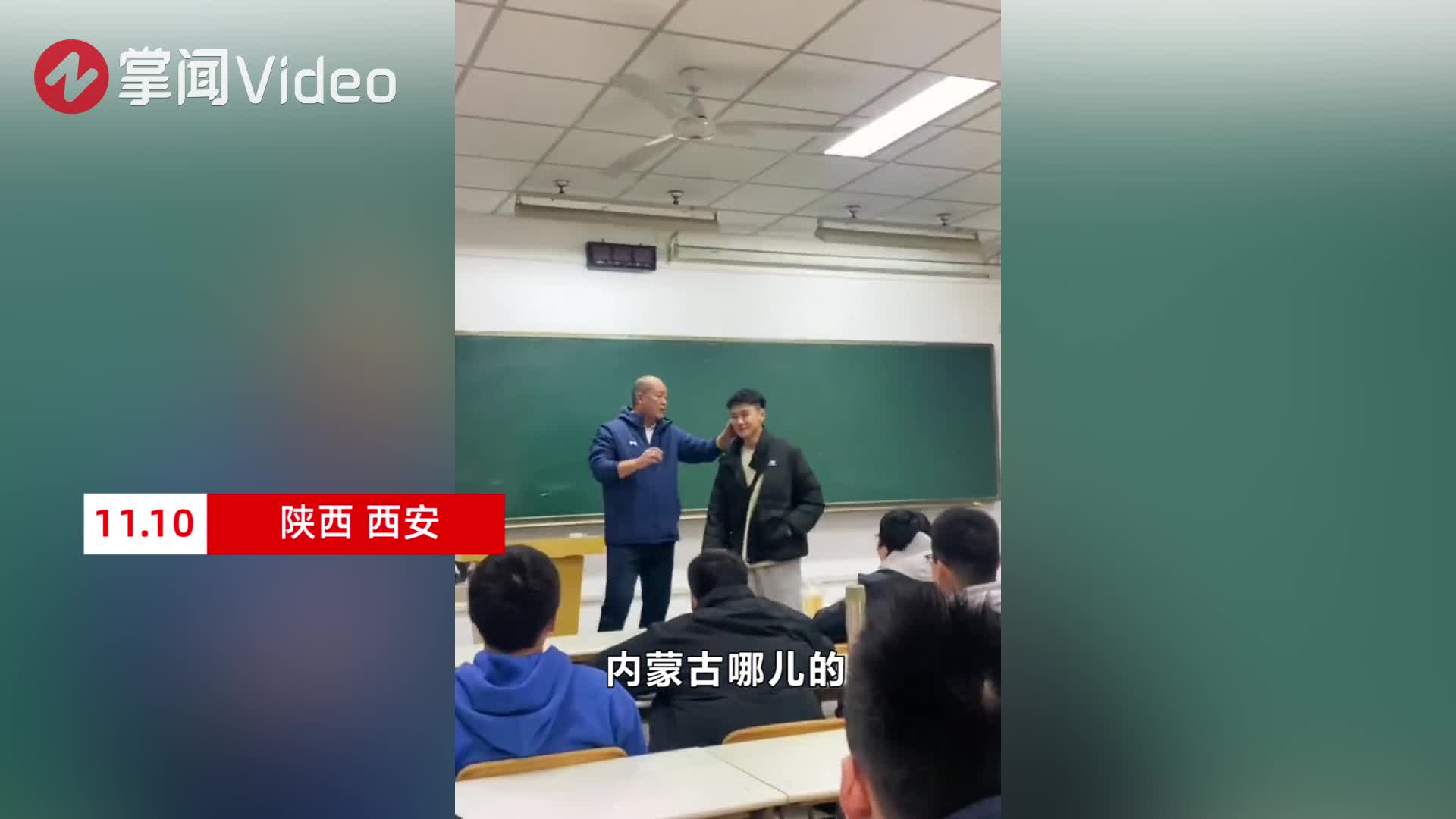 男生上课迟到被老师弹脑瓜崩,最后一下多少带点怨气了_新浪新闻