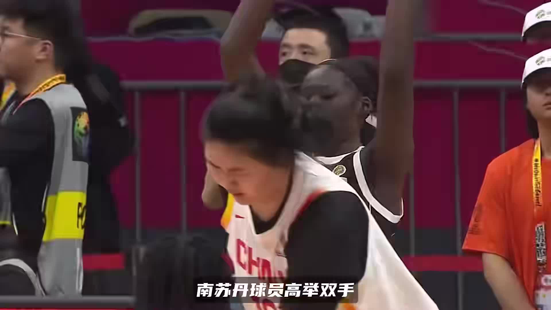 2米26张子宇怎么防？南苏丹球员高举双手，却只能目送进球