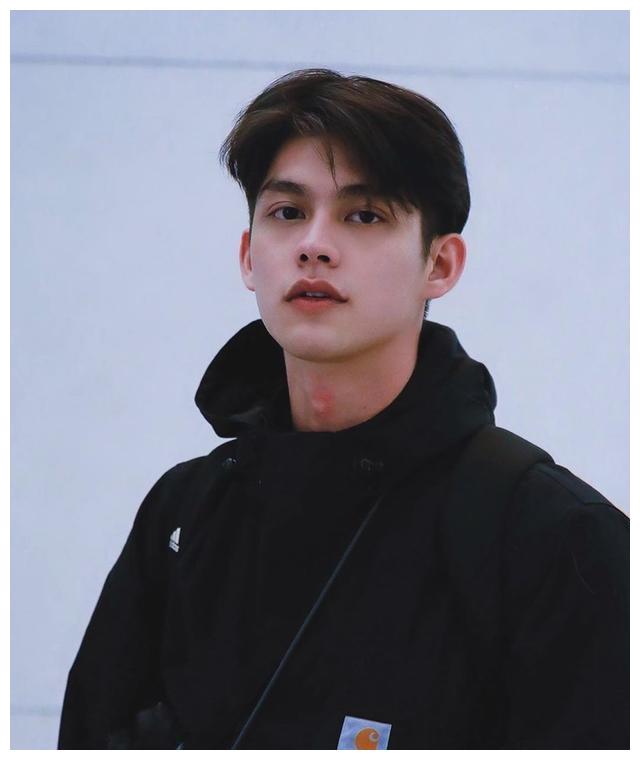 英文名是《2gethertheseries》,主演分别是bright vachirawit和win