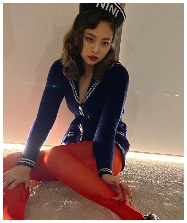 公开的照片中,jennie身穿深蓝色的海军风水手搭配性感的橘红色丝袜