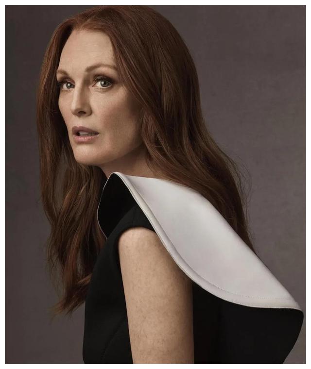 组图她就是气质代名词60岁朱丽安摩尔杂志大片