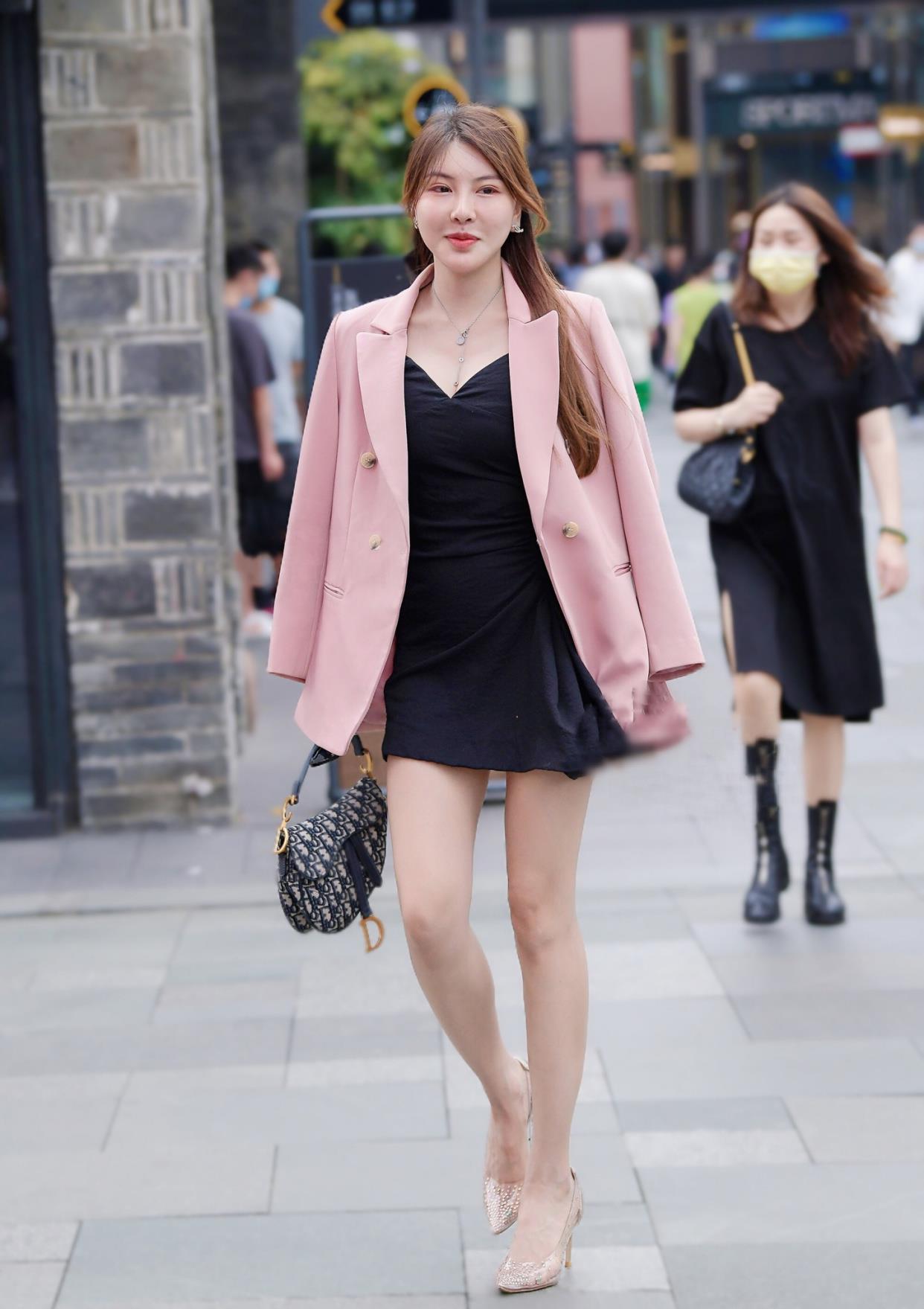 粉红色西装搭配黑色连衣裙,尽显淑女风