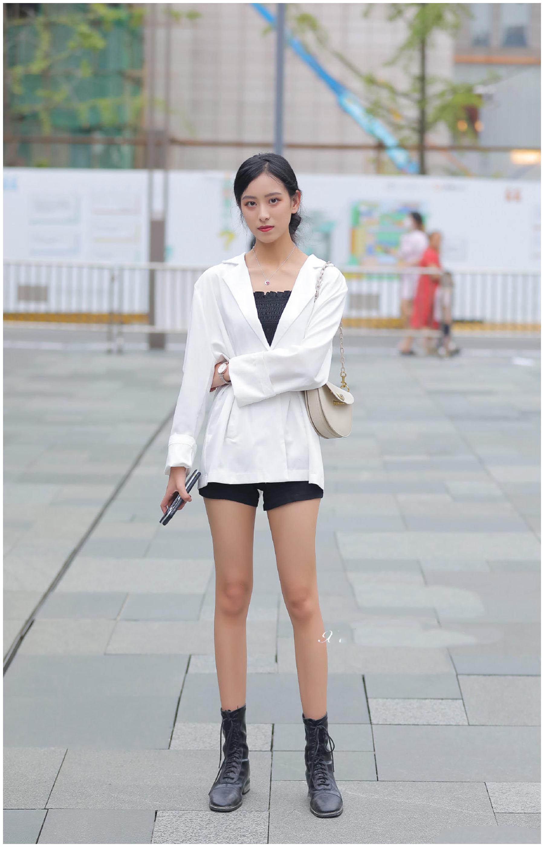街拍喜欢可爱的穿搭但是又不懂怎么打扮白色的衣服很不错