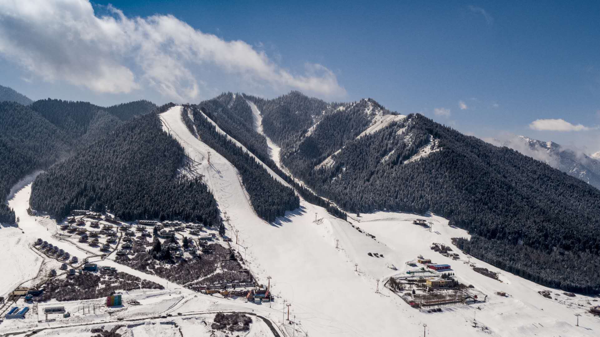 游览丝绸之路国际度假区,三条高速缆车体验全程,度假滑雪胜地|丝绸