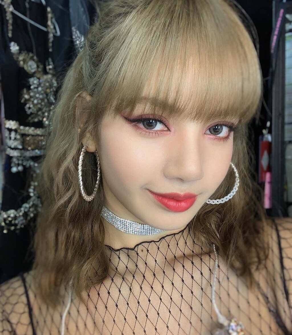 lisa斜刘海露额头,新发型你爱了吗