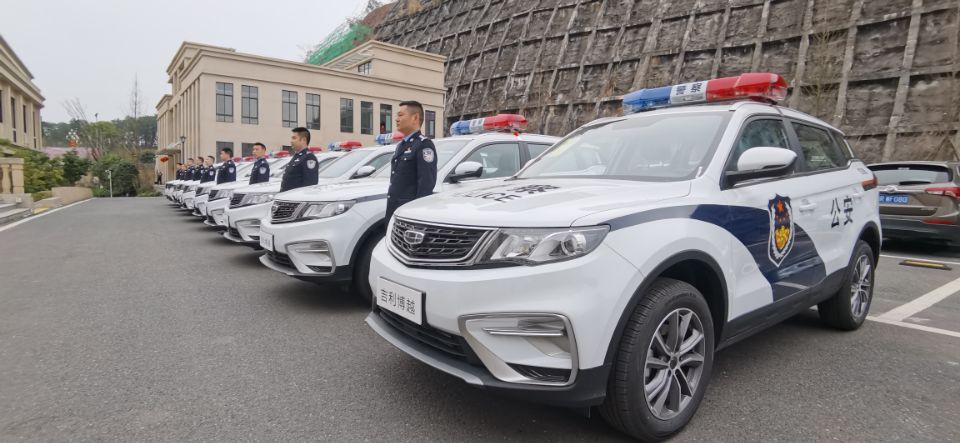 足够霸气足够威武10辆国产新警车配发南充嘉陵警方