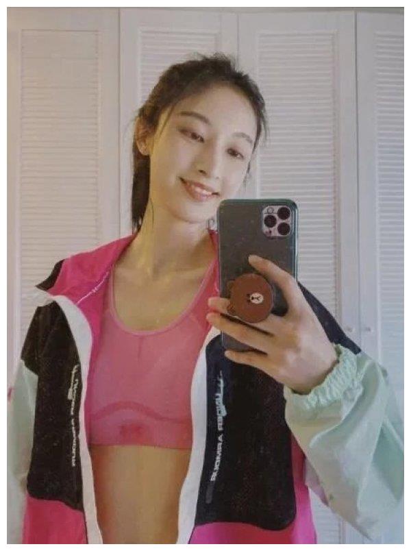 张俪的马甲线非常突出,腰部肌肉线条明显,腰围纤细,绝对堪称"蚂蚁腰"