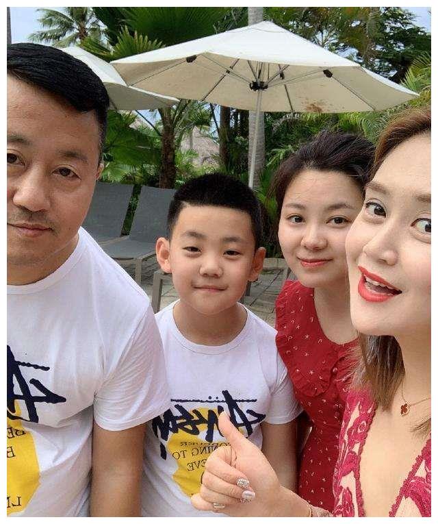 屋内满墙奢侈品,和19岁娇妻同框太幸福|王小宝|奢侈品|赵本山_新浪