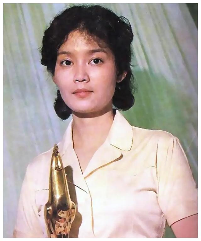 拿奖拿到手软是什么体验?这事你要问问潘虹