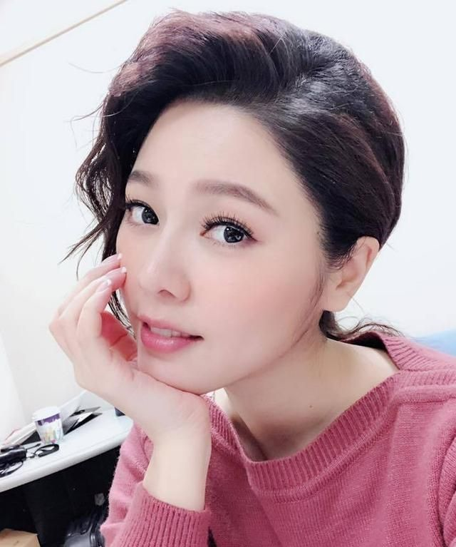 白家绮怀胎4月狂胖7公斤!摸肚晒孕照:怎么差那么多_高清图集_新浪网