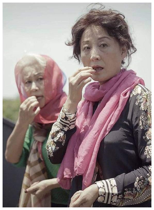 时尚奶奶团真惊艳!穿旗袍戴墨镜美成风景,遛弯大妈的眼神好羡慕