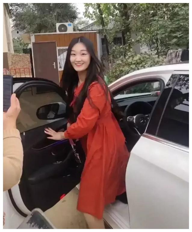 大衣哥儿媳开直播力捧娘家人,丈夫小伟存在感低,小舅子成主角|陈亚男