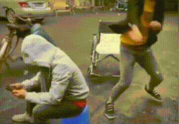 “逛街时女友偷看别人，男友发现后做法太有意思了”哈哈哈休闲区蓝鸢梦想 - Www.slyday.coM