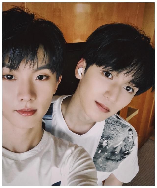 严浩翔16岁收获到的生日祝福今年队友送祝福更像是喝醉了