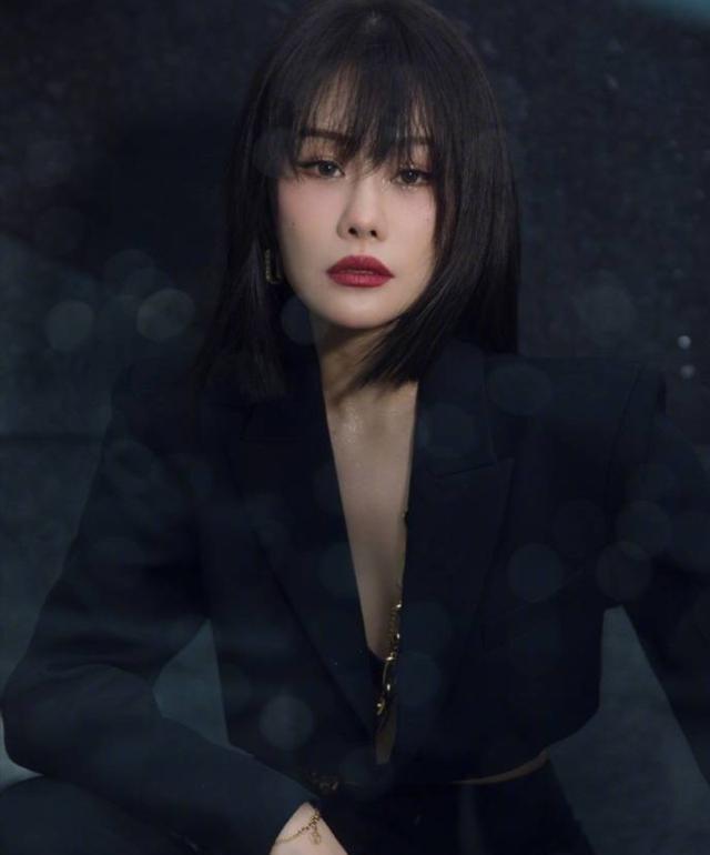 从图片中可以看出 袁娅维 身穿黑色 西服 ,秀小蛮腰,傲人胸围也抢镜