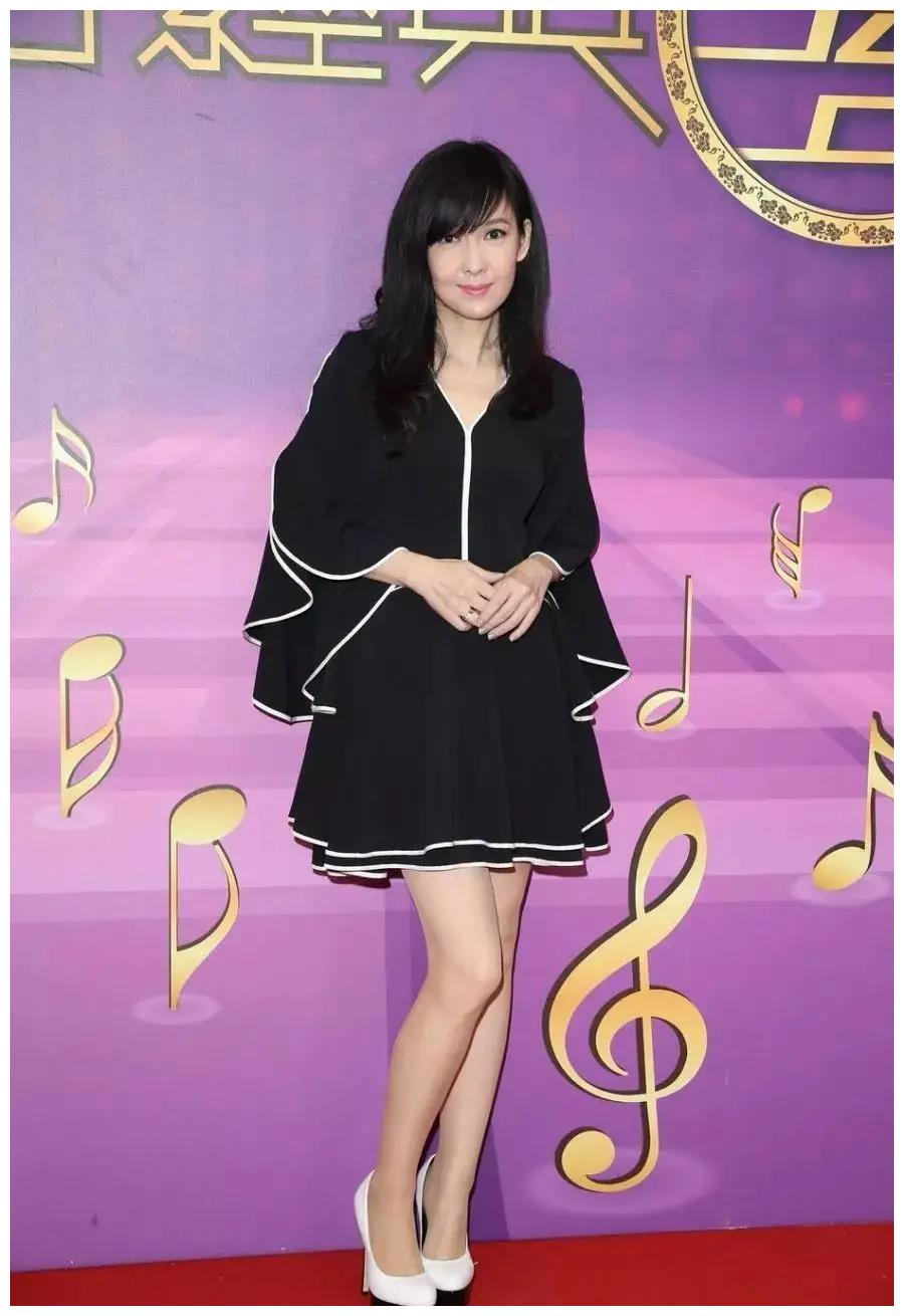 周慧敏不愧是"玉女"的榜样,穿挂脖连衣裙配披肩,高贵又优雅__财经头条