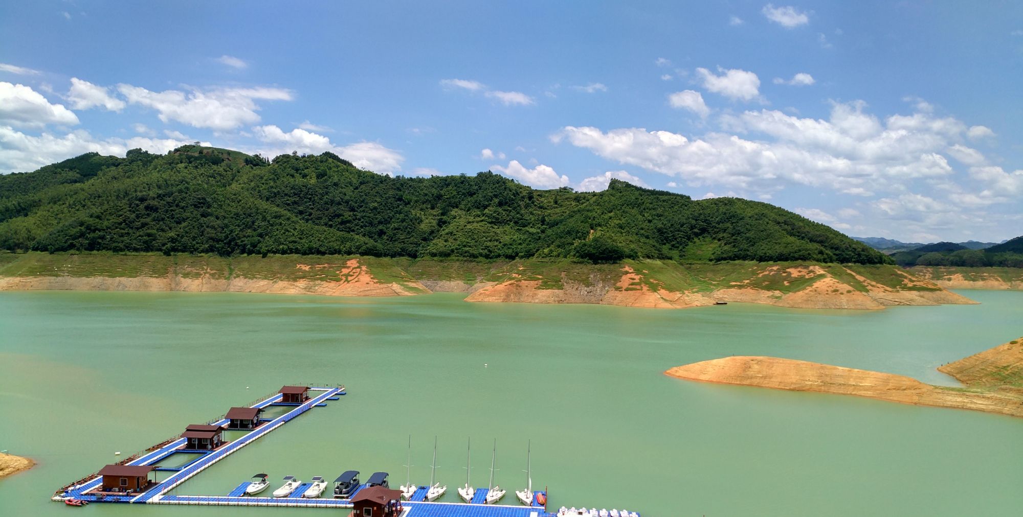 贵州兴义万峰湖,夏日风景如画,钓鱼爱好者的乐园