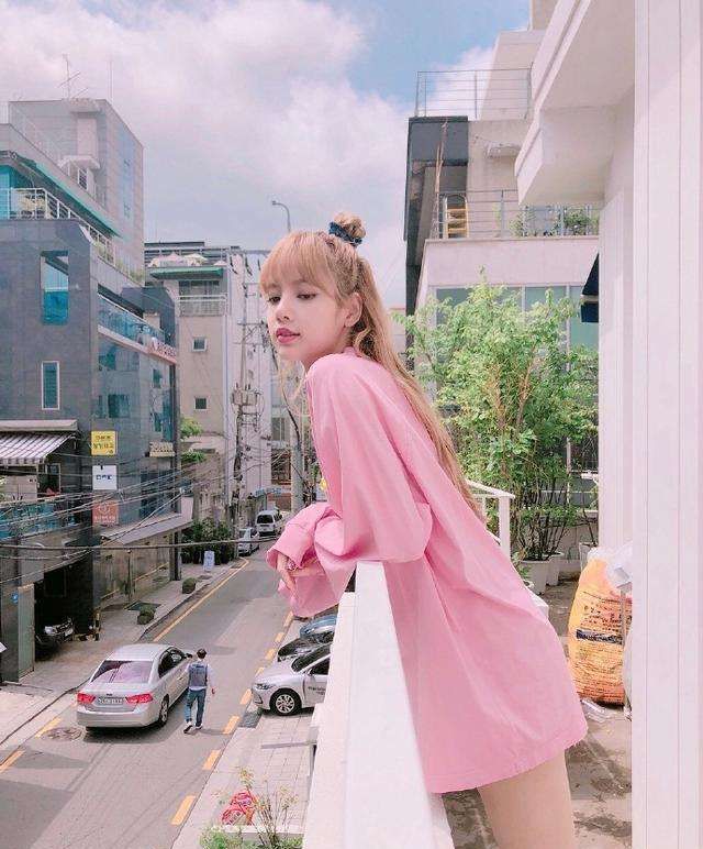 lisa穿粉色宽松t恤,扎俏皮可爱丸子头,阳光下慵懒的她美炸了