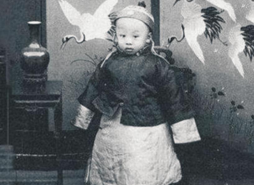 溥仪晚年携妻子重游故宫,迎面走来一老头,溥仪见后脸色大变__财经头条