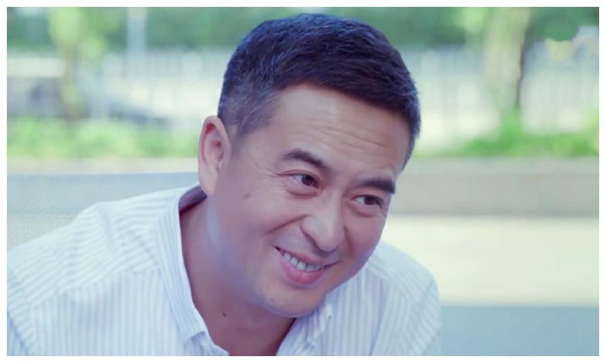 50岁张嘉译近照曝光,穿着朴素接地气,满头白发胡子拉碴尽显老态