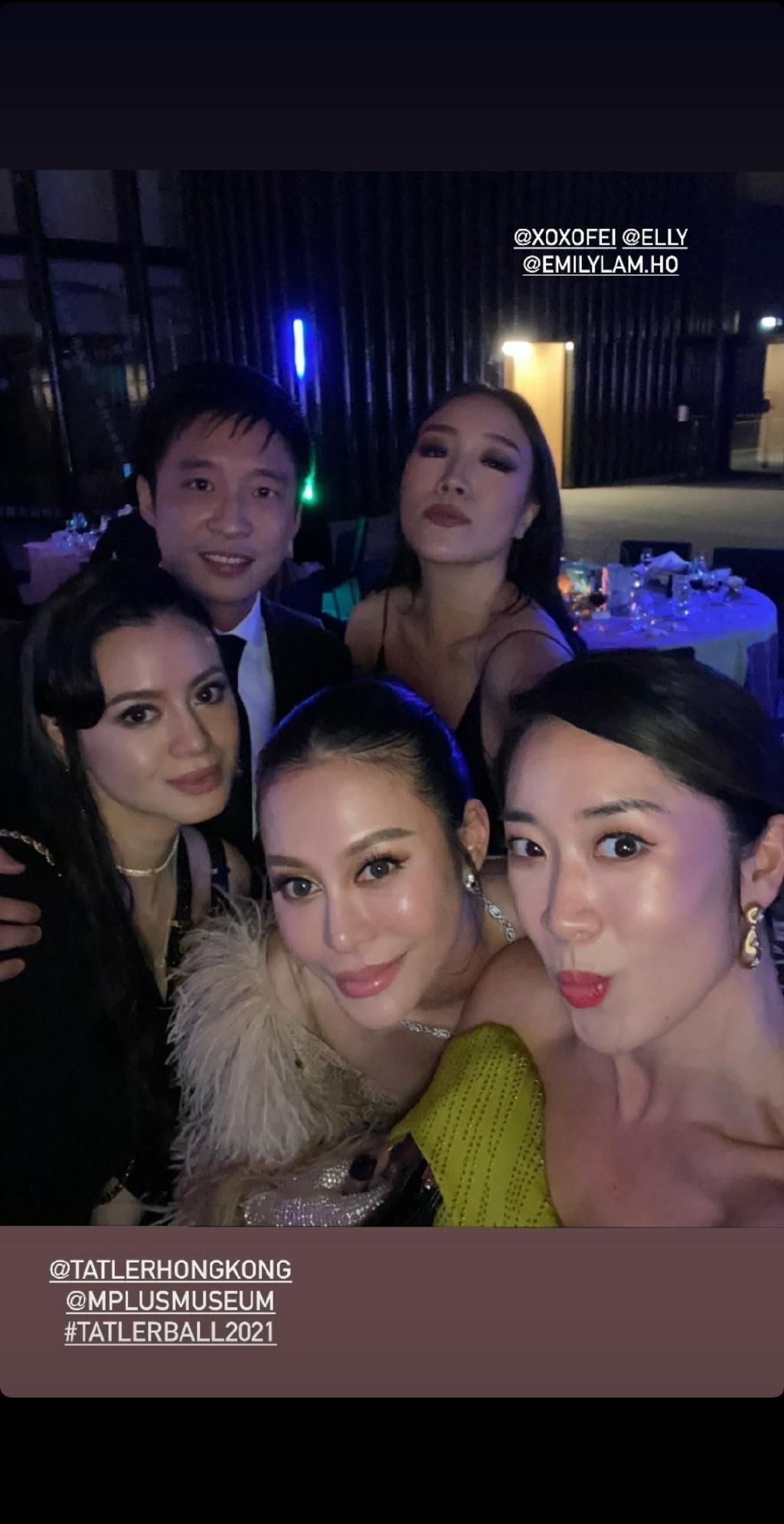 大家看到这样的霍启山也是纷纷留言吐槽道:山哥也挺喜欢埋女人堆拍照