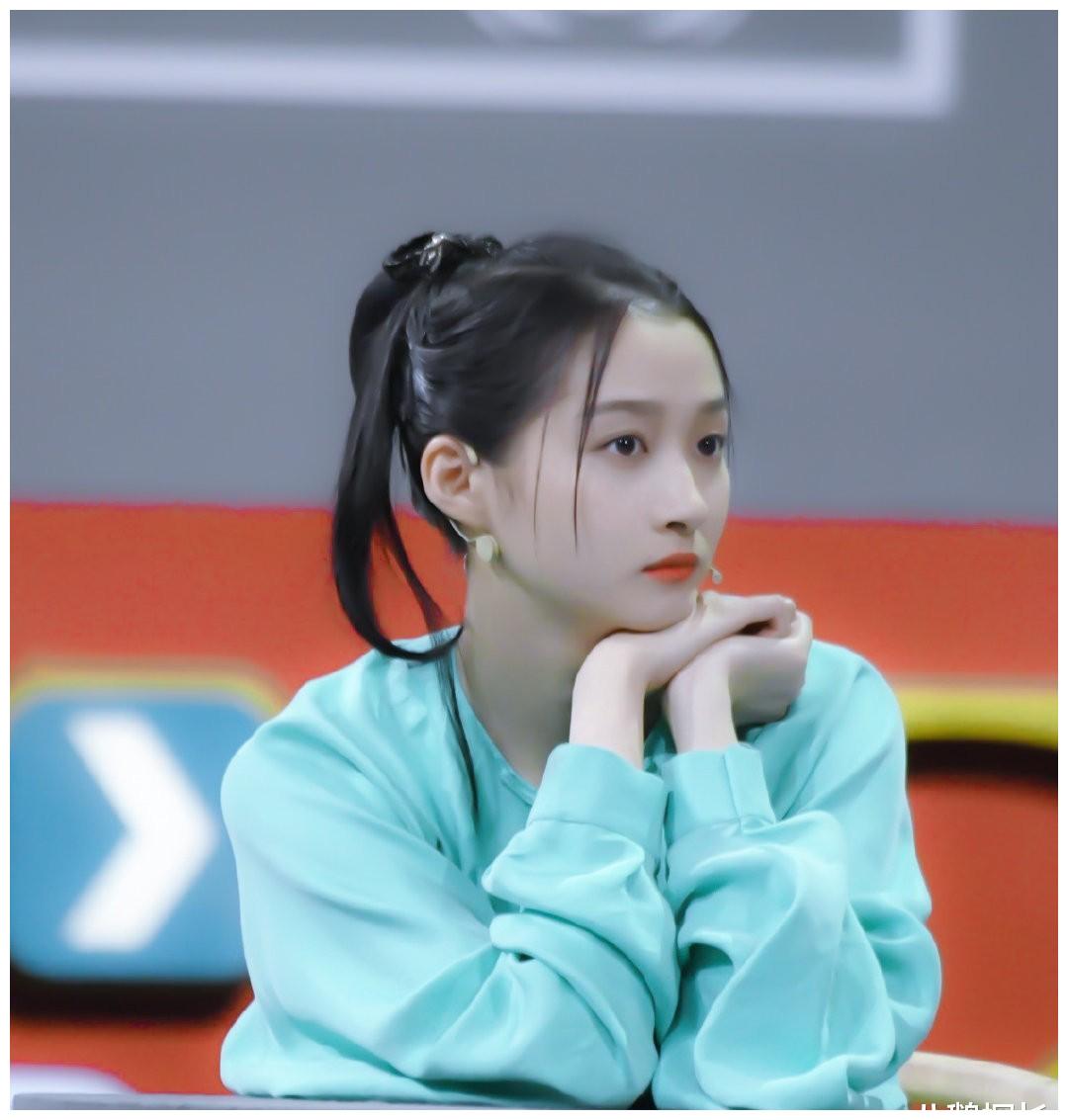 饭圈女孩特点 b5c9-kpamyii2172959.jpg