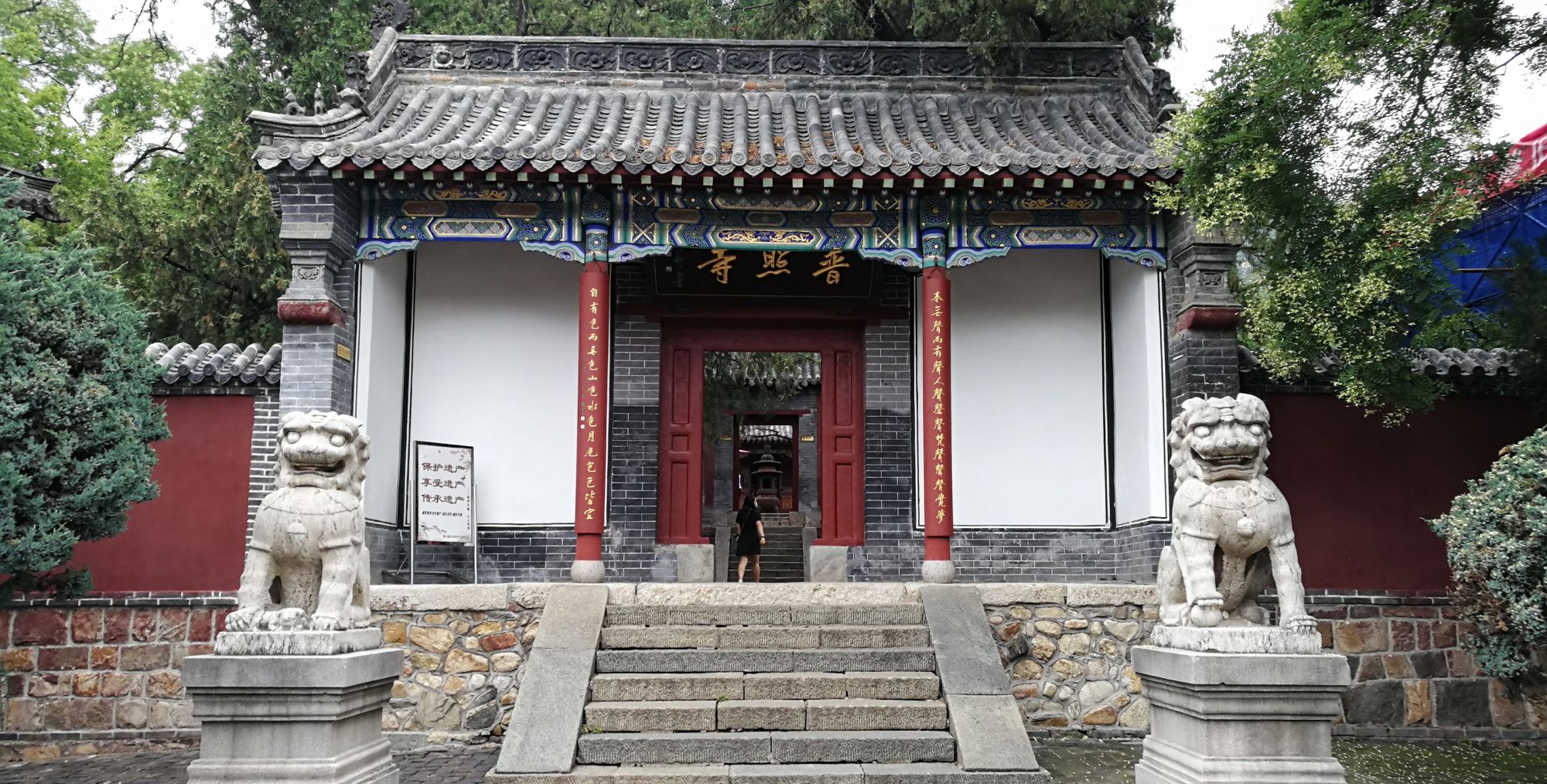 普照寺门前的石狮子,如何区别雌雄,你还真不一定知道