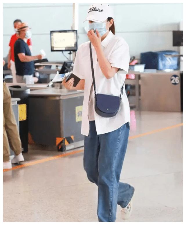 她是《以家人之名》最大"反派",今衬衫牛仔裤亮相,也太年轻了