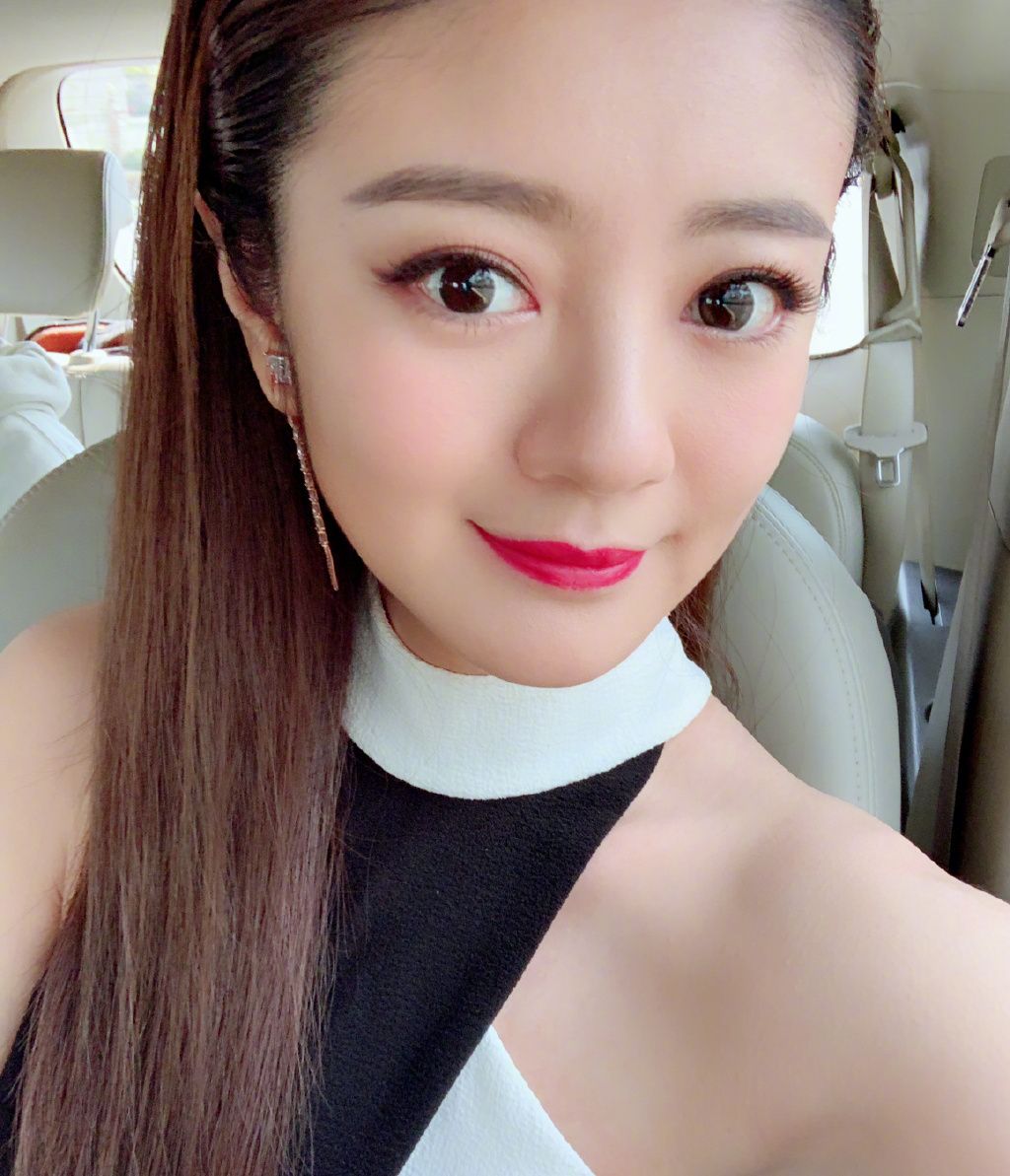 安以轩一张让人过目不忘的容颜,朦胧大眼睛,闪烁单纯洁净的心!