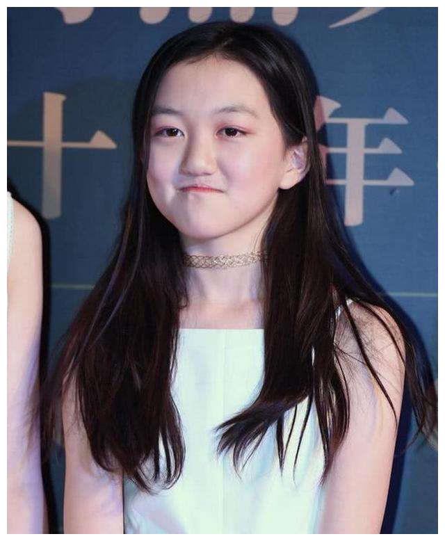 王菲14岁女儿近照,兔唇整容3次花费百万,笑容甜美自信满满