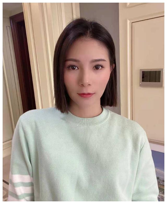 跳水皇后何姿晒短发美照,美艳动人,好像邻家少女,有初恋的感觉