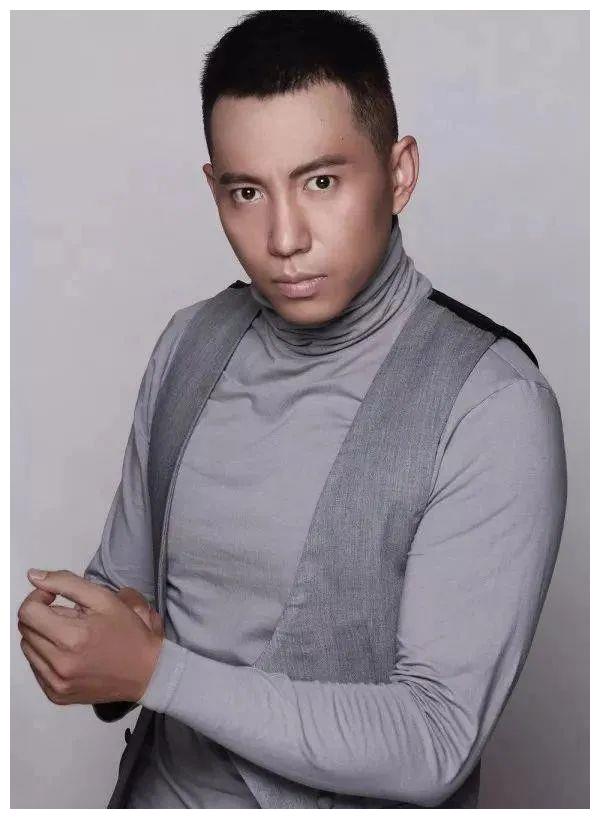 他演活了特种兵, 却因意外淡出荧屏, 后娶"华筝"如今走上人生