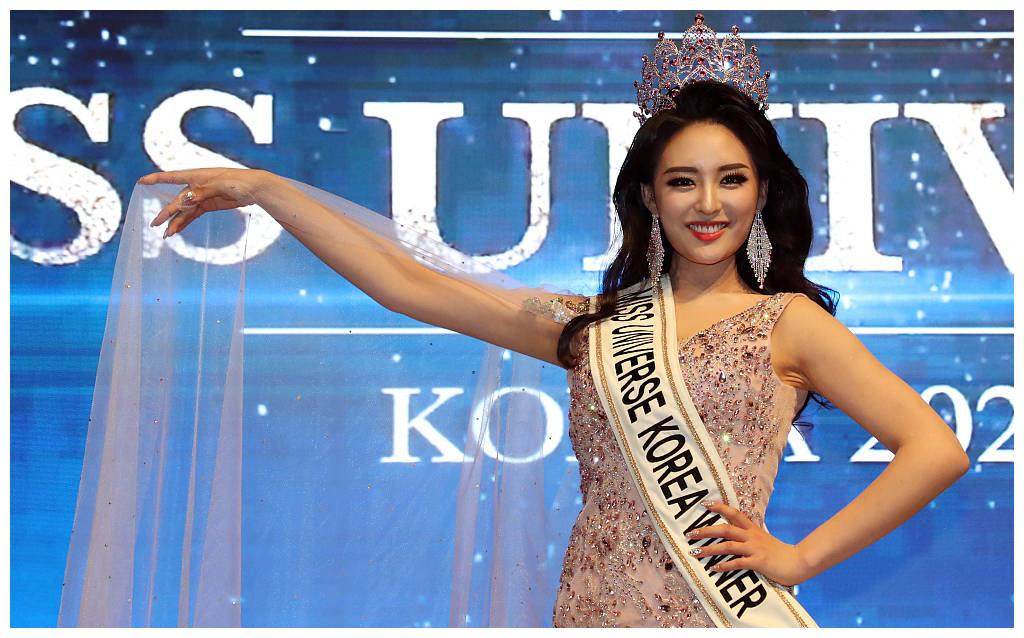 众佳丽齐争艳！23岁模特金智秀夺<a href=