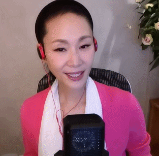 国家一级演员于文华,55岁直播"捞金",女儿亮相舞台惊艳全场