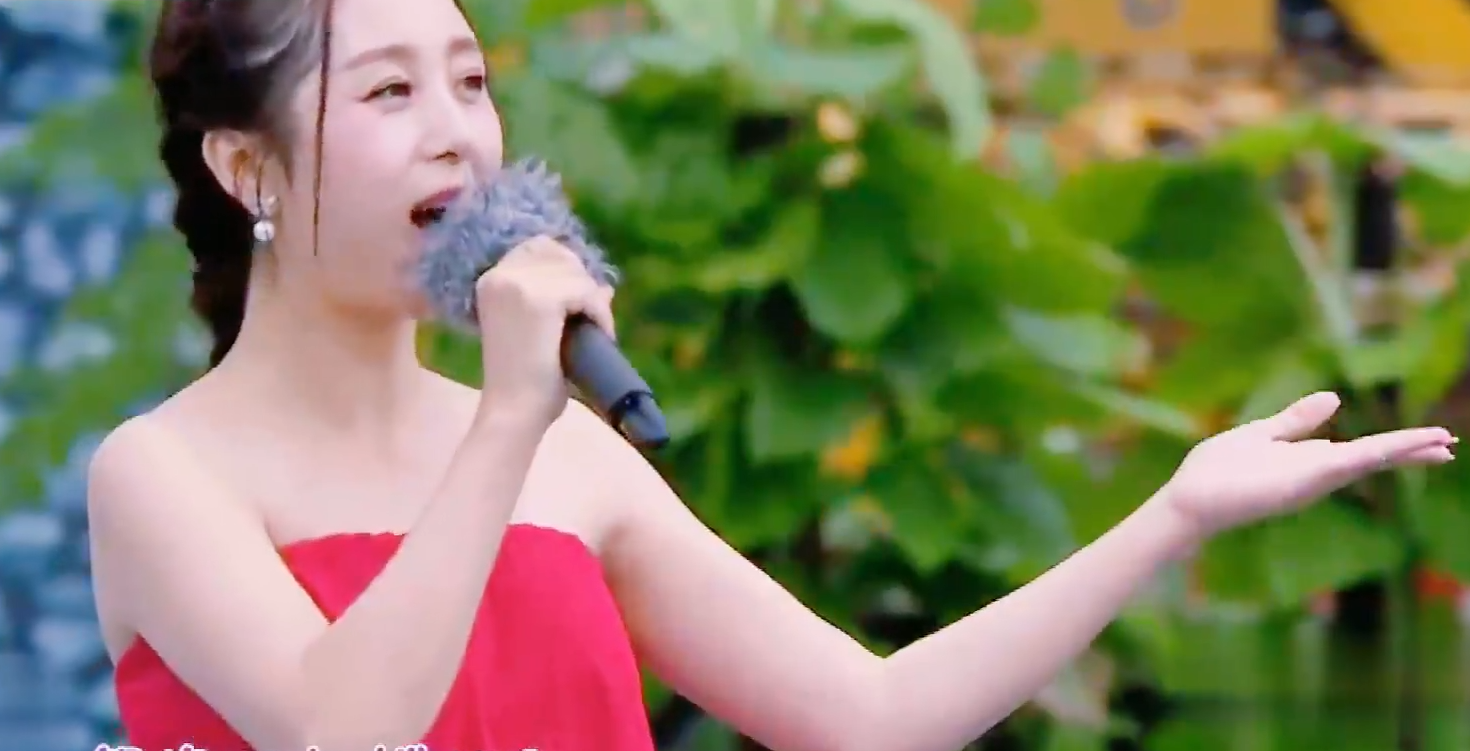 星光大道第一美女,郭津彤冒雨献唱经典《女儿情》,歌美人更美!