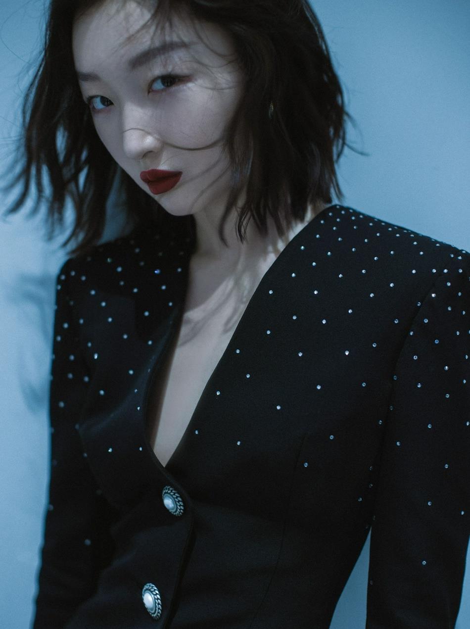 周冬雨穿黑色v领短裙发丝微乱氛围感十足