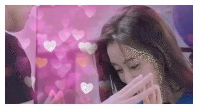 张天爱徐开骋恋情再添锤!男方在她家门口寄快递,打扮随意好居家