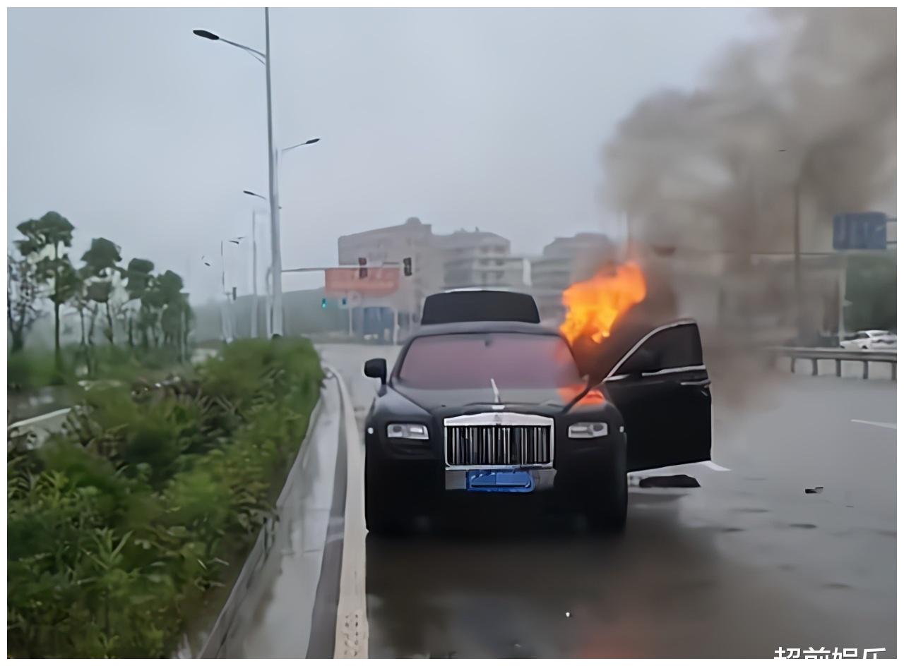 湖南一辆接亲的劳斯莱斯疑似自燃,司机眼睁睁看其烧成"火车"!