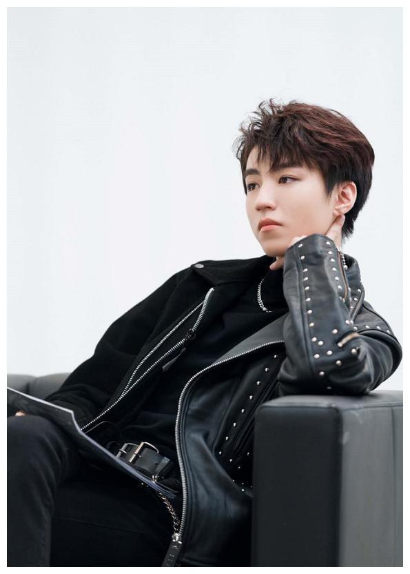 王俊凯身穿铆钉流苏双拼皮衣,摇滚风十足!难道人设要改变?