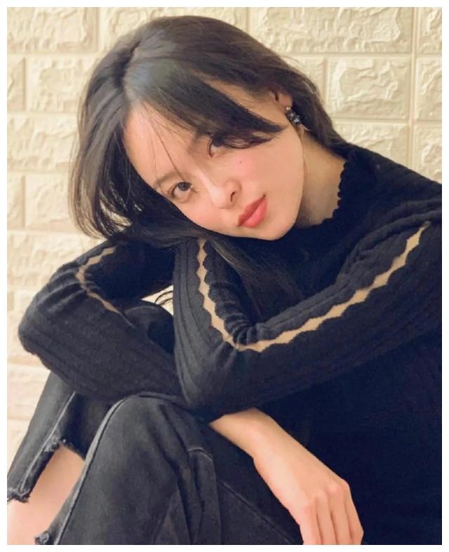 李丞汐,原名曾霜旖,2013年参加高考,以理科裸分669分的成绩成为当年