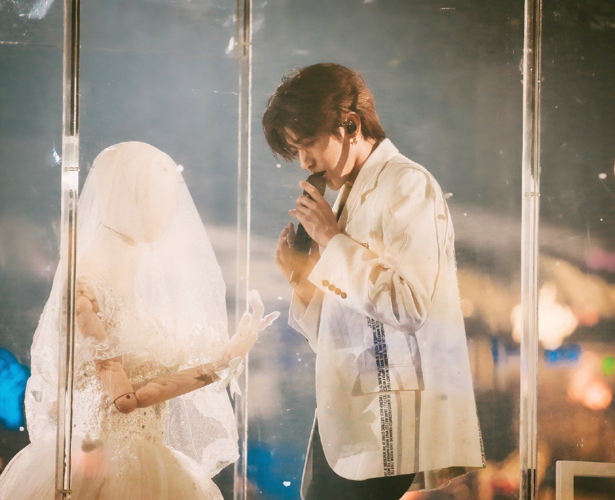 蔡徐坤搭配白色西装造型,变身白马王子!__财经头条