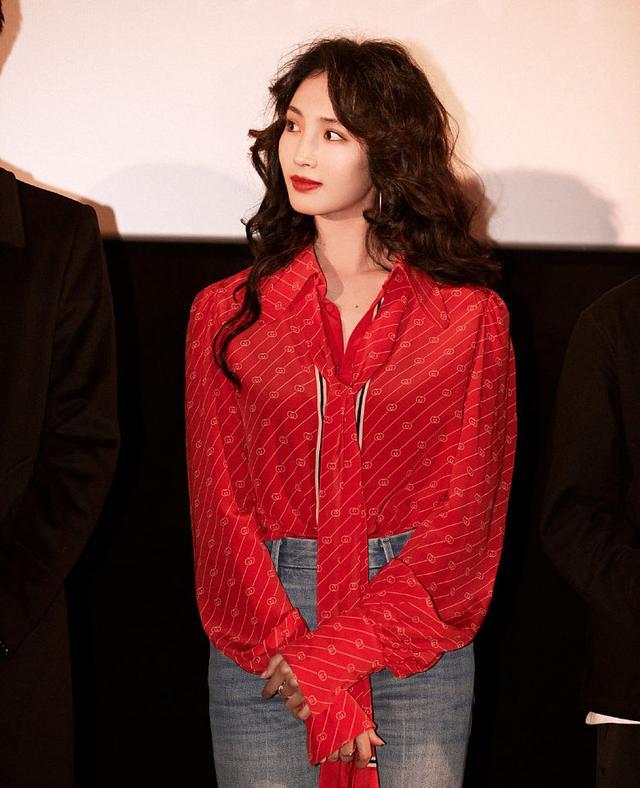 王紫璇红色衬衫搭牛仔裤复古感满满波浪卷发妆容精致妥妥女神范