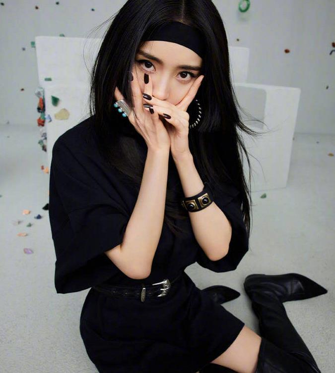 杨幂最新写真大片黑色的露肩连衣裙搭配铆钉长靴
