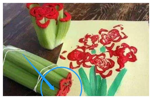 幼儿园要画玫瑰花，妈妈买来芹菜直接印上，老师说服气了!